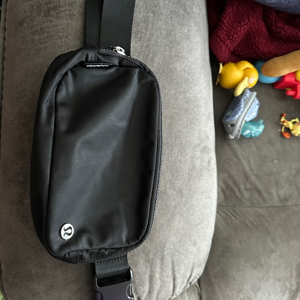 Lululemon everywhere belt bag